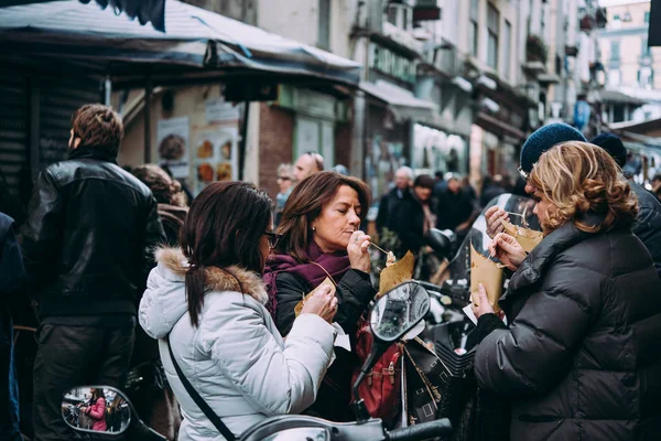 Naples Italia Diciembre 2017 Gente Disfruta Comida Callejera Nápoles Campania —  Fotos de Stock