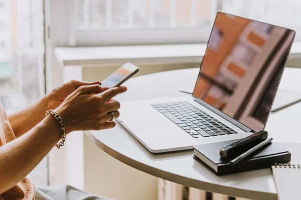 Laptops Telefones Celulares Cadernos Uma Mesa Trabalho Escritório Criativo Trabalho — Fotografia de Stock