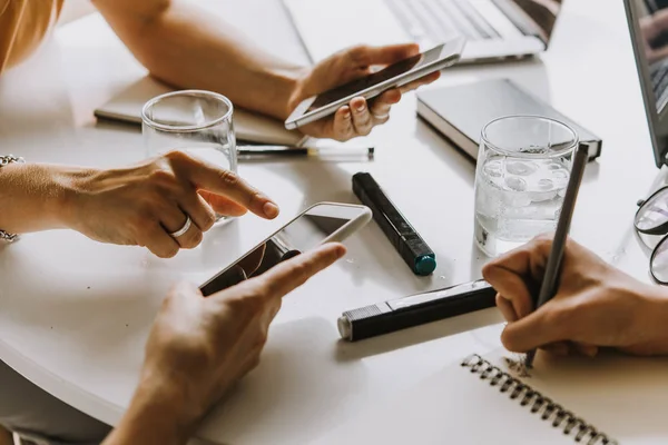 Compartilhamento Informações Telefone Celular Durante Discussão Processo Criativo — Fotografia de Stock