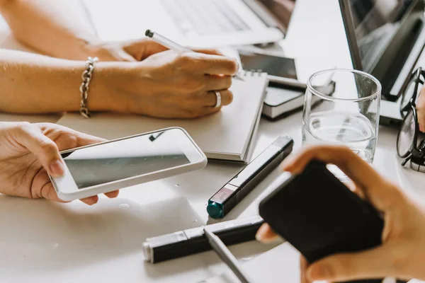 Portátiles Teléfonos Móviles Portátiles Una Mesa Trabajo Oficina Creativa Trabajo — Foto de Stock