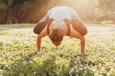 Güzel bir genç kadın meditasyon veya yoga açık havada pratik. Açık Rekreasyon kavramı.