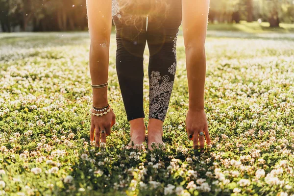 Eine Junge Schöne Frau Meditiert Oder Praktiziert Yoga Freien Freizeitkonzept — Stockfoto