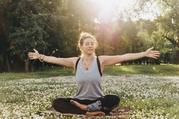 Una Giovane Bella Donna Sta Meditando Praticando Yoga All Aperto — Foto Stock