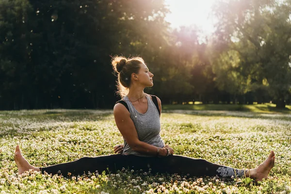 Una Giovane Bella Donna Sta Meditando Praticando Yoga All Aperto — Foto Stock