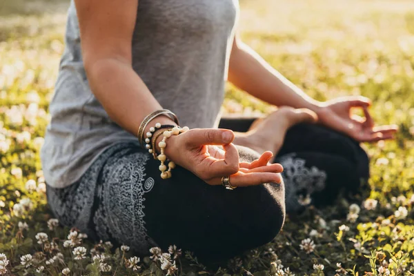 Una Mujer Joven Hermosa Está Meditando Practicando Yoga Aire Libre —  Fotos de Stock