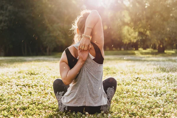 Una Mujer Joven Hermosa Está Meditando Practicando Yoga Aire Libre —  Fotos de Stock