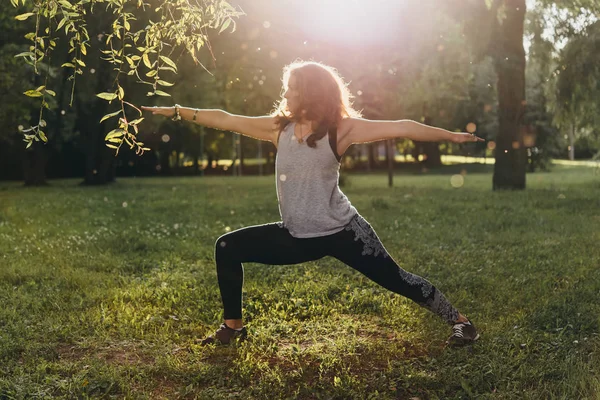 Молодая Красивая Женщина Медитирует Практикует Йогу Открытом Воздухе Концепция Отдыха — стоковое фото