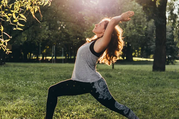 Una Mujer Joven Hermosa Está Meditando Practicando Yoga Aire Libre — Foto de Stock