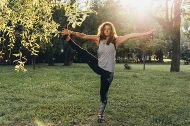 Güzel bir genç kadın meditasyon veya yoga açık havada pratik. Açık Rekreasyon kavramı.