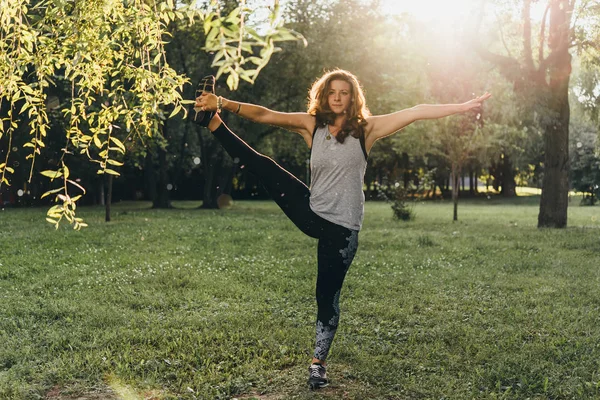 Una Mujer Joven Hermosa Está Meditando Practicando Yoga Aire Libre — Foto de Stock