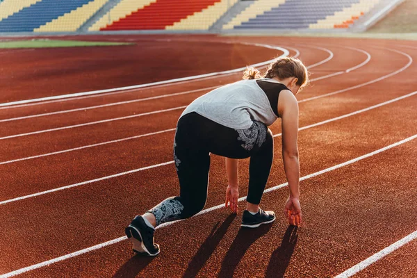 Una Joven Hermosa Mujer Una Posición Partida Una Pista Atletismo — Foto de Stock