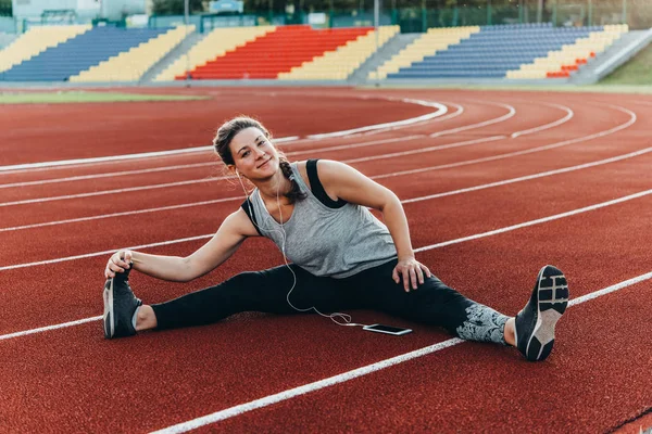 Femeie Tânără Frumoasă Bucură Întindere Stadion Care Rulează Pista — Fotografie, imagine de stoc