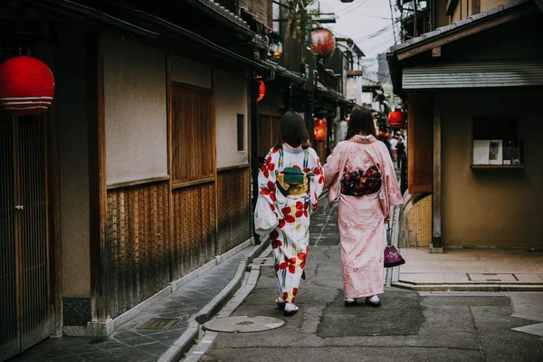 Mulheres Vestindo Quimonos Tradicionais Japoneses Caminham Longo Uma Das Ruas — Fotografia de Stock