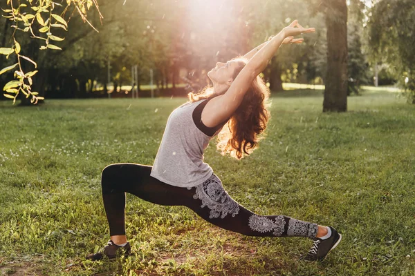 Una Mujer Joven Hermosa Está Meditando Practicando Yoga Aire Libre — Foto de Stock