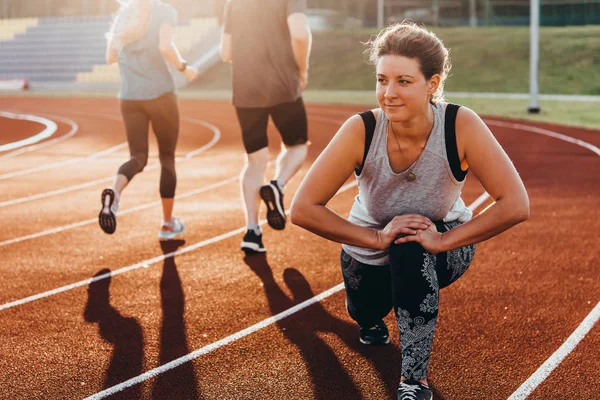 Una Joven Hermosa Mujer Está Calentando Antes Trotar Ejercicio Estadio — Foto de Stock