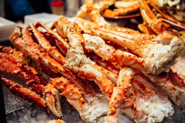 Japonya'nın Osaka Kuromon Ichiba pazarda satışa Yengeç parçaları.