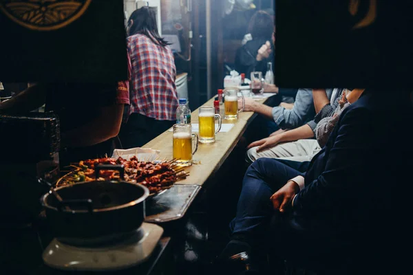 Personas Tomando Bebidas Uno Los Pequeños Bares Omoide Yokocho Tokio — Foto de Stock