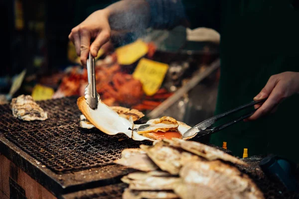 Een Leverancier Het Grillen Van Sint Jakobsschelpen Koop Markt Van — Stockfoto