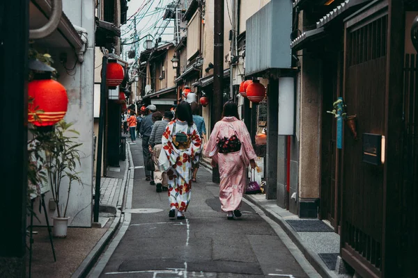 Mulheres Vestindo Quimonos Tradicionais Japoneses Caminham Longo Uma Das Ruas — Fotografia de Stock