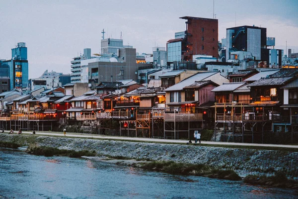 Vista Das Casas Tradicionais Junto Rio Kamo Kyoto Japão — Fotografia de Stock