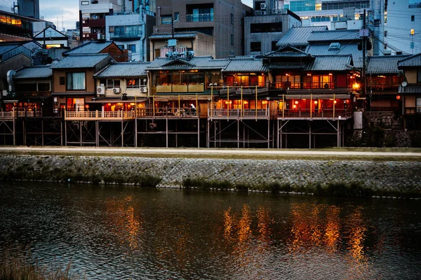 Vista Das Casas Tradicionais Junto Rio Kamo Kyoto Japão — Fotografia de Stock