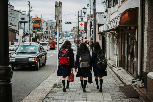 Alunos Escola Japonesa Caminham Longo Uma Das Ruas Kyoto Japão — Fotografia de Stock