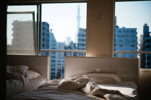 Unmade Beds Seen Apartment Tokyo Sky Tree Background — Stock Photo, Image