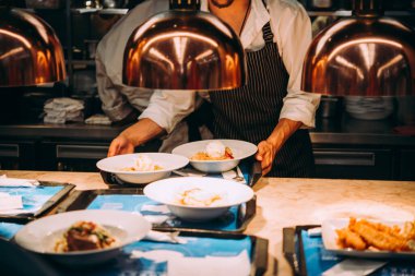 Akşam yemeği Lizbon, Portekiz 'deki Zaman Aşımı Marketi' ndeki restoranlardan birinde servis edildi..