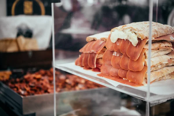 Παραδοσιακό Πορτογαλικό Σάντουιτς Ζαμπόν Και Τυρί Που Πωλείται Μία Από — Φωτογραφία Αρχείου