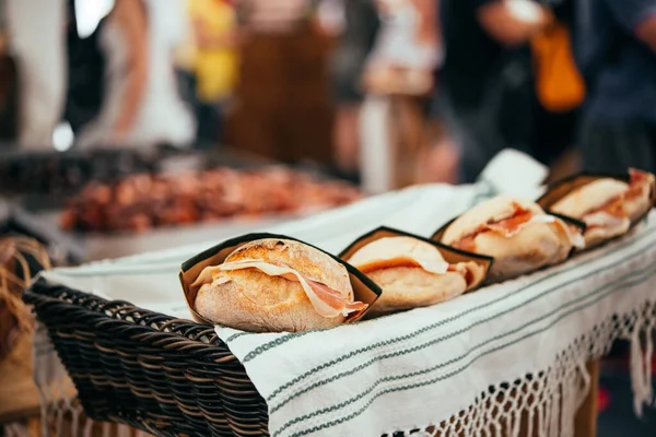 Традиционный Португальский Сэндвич Ветчиной Сыром Продаже Одном Уличных Рынков Лиссабона — стоковое фото