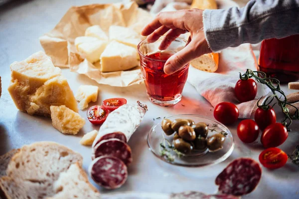 Vorbereitung Einer Traditionellen Weinjause Mit Käse Und Verschiedenen Vorspeisen — Stockfoto