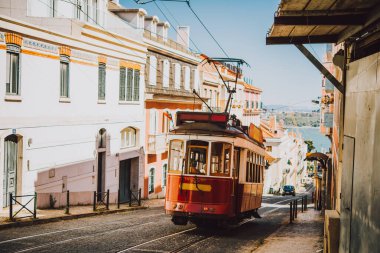 Lizbon, Portekiz sokaklarından birinden geçen eski bir tramvay manzarası.
