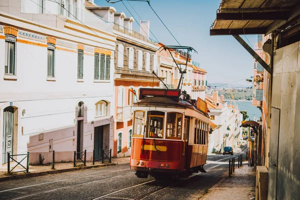 Lisszabon Egyik Utcájában Portugáliában Elhaladó Régi Villamos Látványa — Stock Fotó