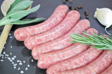 otlar ile çiğ sosis