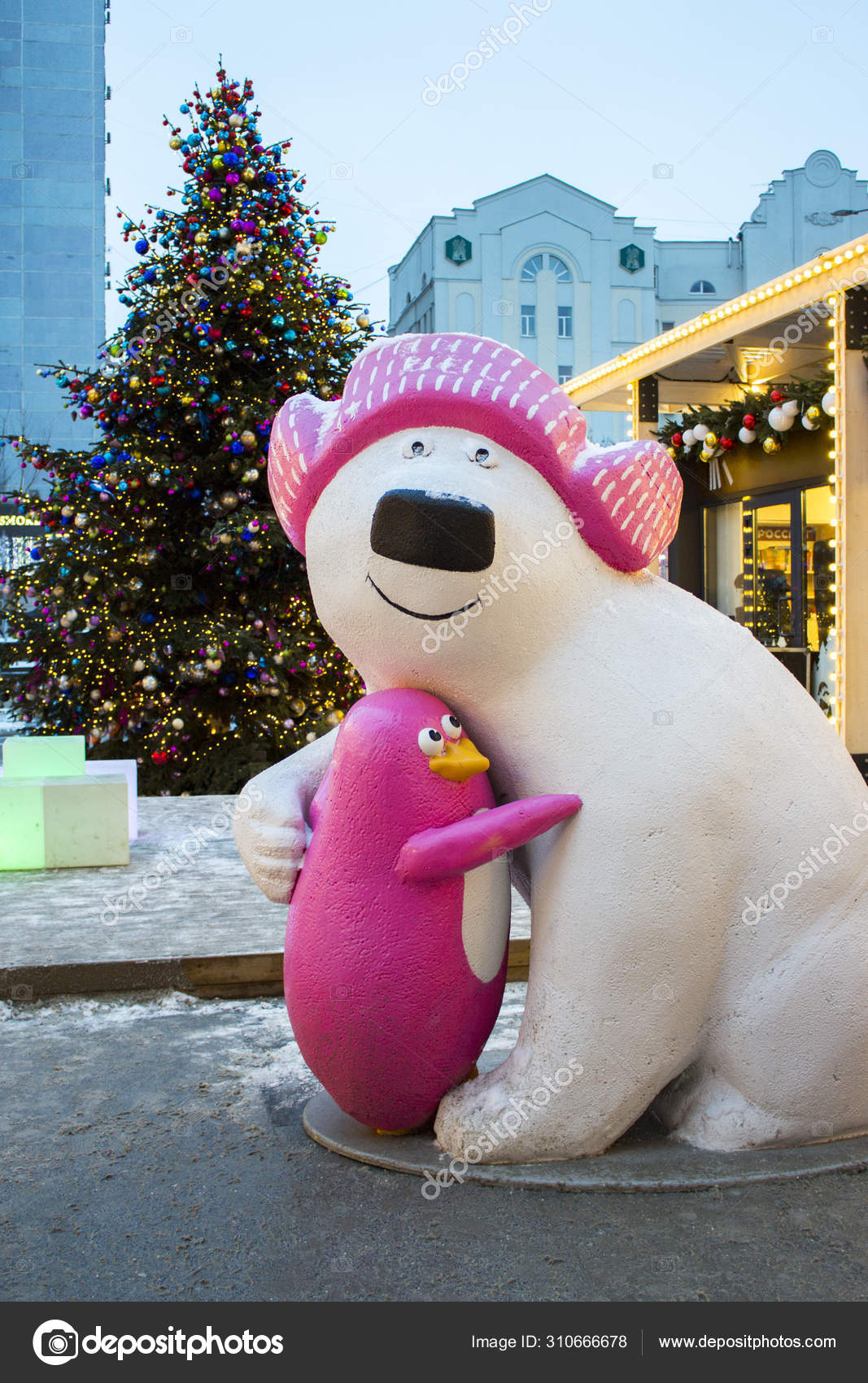 04-01-2017， 莫斯科， 俄罗斯.城市街道上的节日装饰，庆祝新年假期。一只大北极熊和一只粉红色的企鹅拥抱的圣诞雕塑—— 库存社论照片©  OlaKorica #310666678