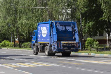 02-07-2019, Rusya, Vidnoe. Ayrı çöp toplama, atık ayıklama ve geri dönüşüm için mavi kamyon. Bir şehir caddesinde mavi çöp kamyonu.