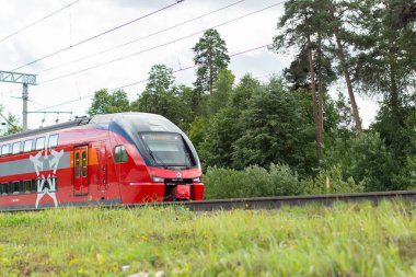 04-08-2019, Rusya, Vidnoye. Havaalanına kırmızı ekspres tren. İki katlı bir vagonlu elektrikli tren