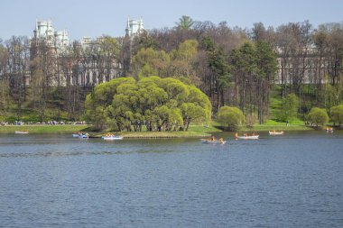 01-05-2018, Rusya, Moskova, Tsaritsyno Park Manor, Mayıs Tatili, parkta geleneksel rekreasyon, gölde Katamaran pedalı