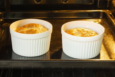 Fırında pişirilen beyaz renkte yumurtalı omlet, iki porsiyon kahvaltı, yemek yapımı