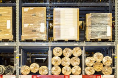 Depo mağaza mobilya ve ev eşyaları raflar.