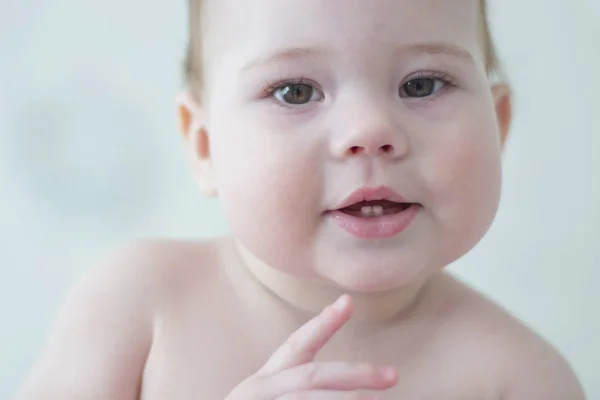 Criança pequena 7-8 meses mostra os dois primeiros dentes, rosto retrato da criança close-up, Dentição bebê criança pequena — Fotografia de Stock