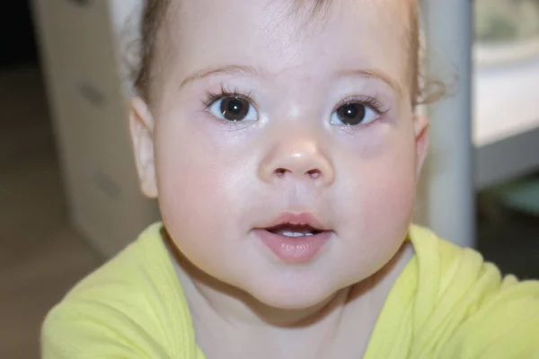 Retrato de bebê menino menina de 8 meses curioso caucasiano, close-up olhar para a câmera. Bebê lábios bonitos primeiros dentes, boca de bebê muito bonita — Fotografia de Stock