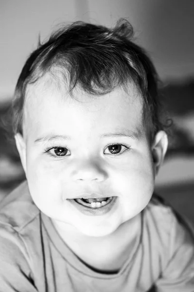 Portret van baby zwart-wit close-up. Peuter meisje jongen 10 maanden glimlachen, tanden zichtbaar, vrolijk lachen baby tandjes. — Stockfoto