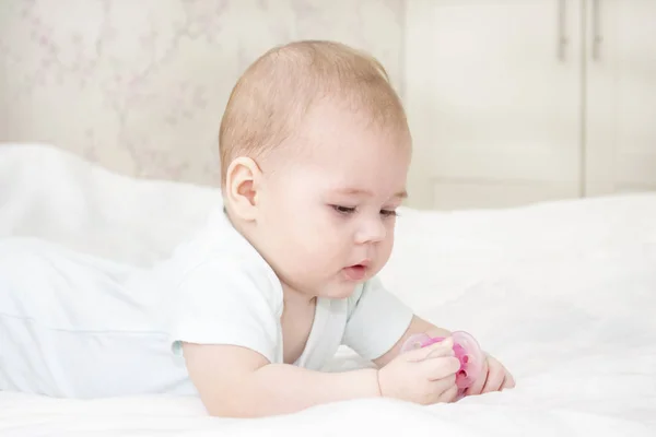 Portret van een baby in witte pasgeboren close-up — Stockfoto