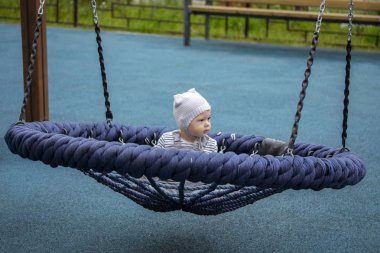 Örümcek ağı yuvasındaki küçük bebek salıncakta. Kız bebek erkek 1 yıl salıncakta sallanan