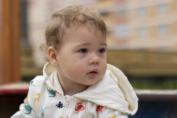 Kleine kind 1 jaar oud meisje jongen in witte hoodie, portret van baby Kid — Stockfoto