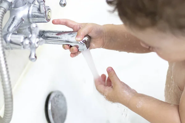 Criança lava no banho, menino menina brinca com uma corrente de água — Fotografia de Stock