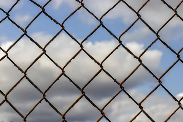 구름, 배경 벽지 질감과 푸른 하늘에 오래된 녹슨 메쉬 그물. — 스톡 사진