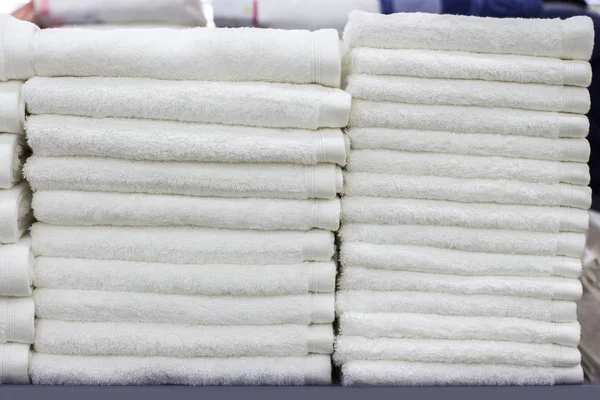 Uma pilha de toalhas brancas terry, uma despensa no hotel, uma toalha limpa — Fotografia de Stock