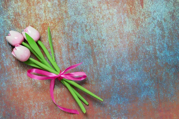 Roze tulpen, een boeket van drie bloemen. Kunstbloemen houten tulpen — Stockfoto